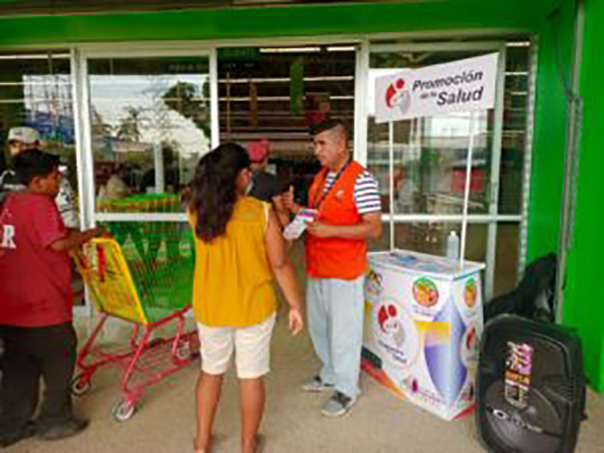 Salud Guerrero instaló módulos informativos en centros comerciales de las Cruces y Hamacas en el puerto de Acapulco