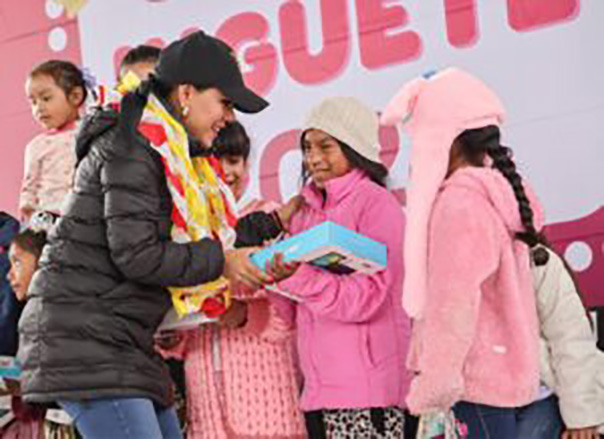 La gobernadora Evelyn Salgado y la presidenta del DIF Guerrero, Liz Salgado celebran “Día de Reyes” con niñas y niños de Llanos de Tepoxtepec