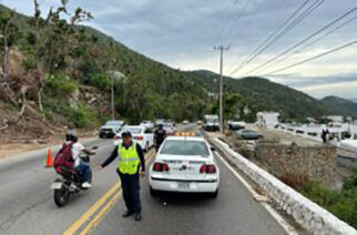 Gobierno de Guerrero atiende dos derrumbes en avenida Escénica de Acapulco