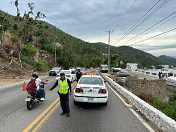 Gobierno de Guerrero atiende dos derrumbes en avenida Escénica de Acapulco