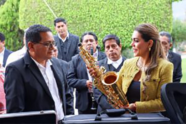 La gobernadora Evelyn Salgado Pineda realizó la entrega de instrumentos musicales a la Banda de Música del Gobierno de Guerrero