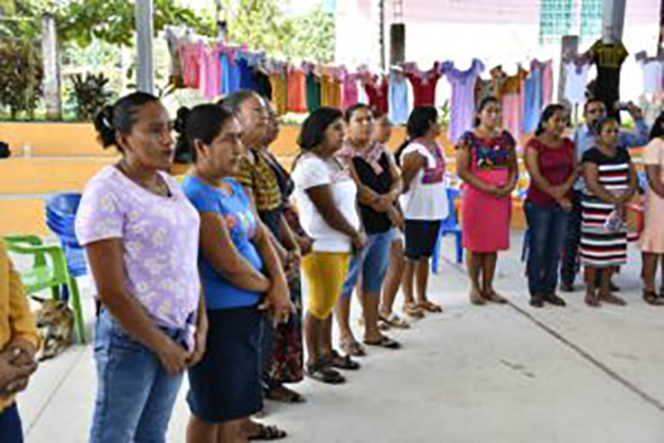 La SEDEPIA entregó máquinas de coser a mujeres bordadoras de Tlacoachistlahuaca