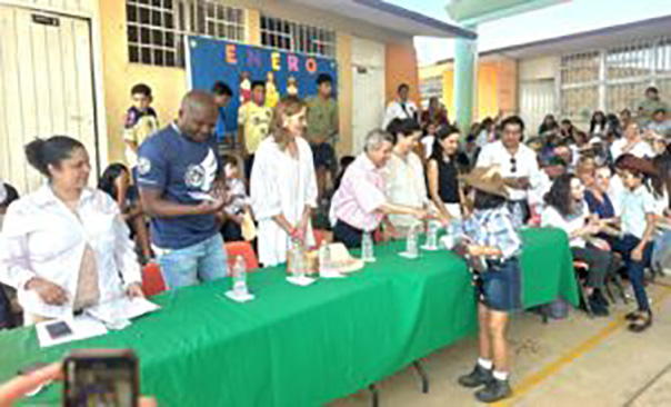 Titular de la SEG y representantes de las fundaciones: “Niños en Alegría”, “Televisa” y “UNETE” inauguran aulas en escuelas de Acapulco y Coyuca de Benítez