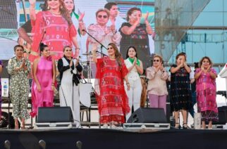 Evelyn Salgado celebra a las madres en su día, en la Casa del Pueblo