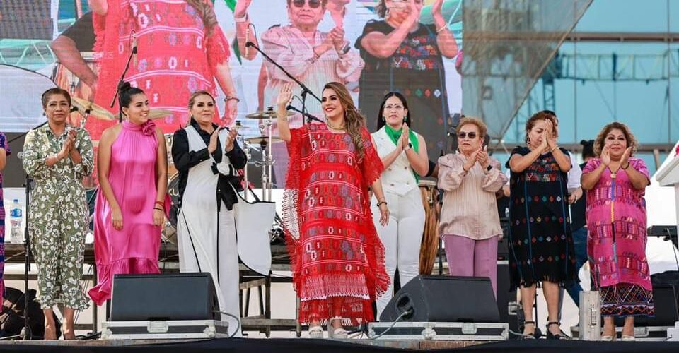 Evelyn Salgado celebra a las madres en su día, en la Casa del Pueblo