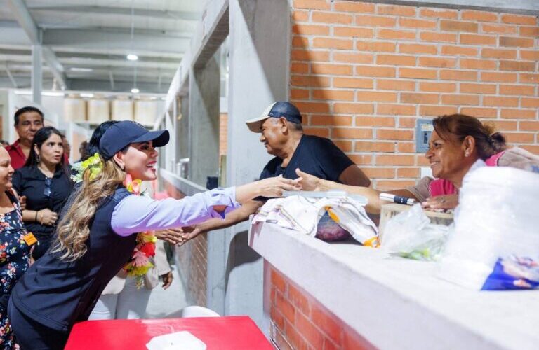 Inaugura la gobernadora Evelyn Salgado el Mercado de la Vacacional