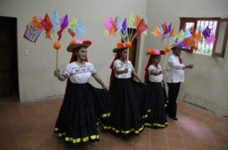 Con el apoyo de la gobernadora Evelyn Salgado Pineda, estudiantes de la Escuela de Iniciación Artística de Taxco se presentaron en el centro cultural de Taxco para realizar exposiciones