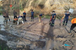 Personal de SGIRPCGRO atiende escurrimientos y retira material sólido por tormenta local al sur de Chilpancingo