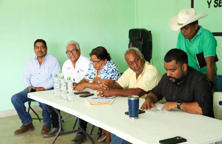 Atiende titular de Sagadegro, Alejandro Zepeda a pescadores y agricultores de Tres Palos