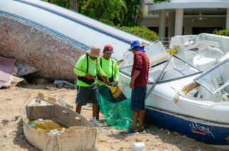 Evelyn Salgado avanza en limpieza y retiro de escombro en Playa Larga de Acapulco