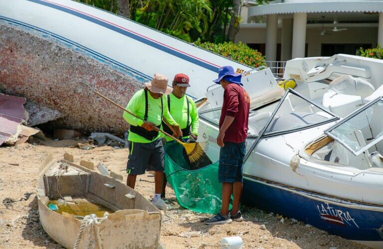 Evelyn Salgado avanza en limpieza y retiro de escombro en Playa Larga de Acapulco