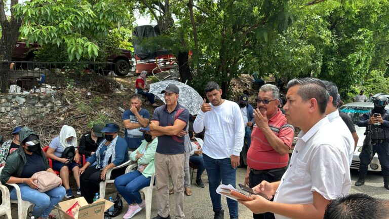 Instruye Evelyn Salgado, atención a pobladores de la localidad de Coyuquilla Norte