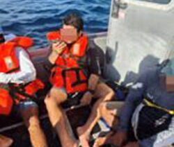 Marina rescata a tres personas frente a la bahía de Acapulco, Guerrero