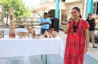 Reconoce y premia Evelyn Salgado a 19 artesanos de San Agustín Oapan en la región Norte