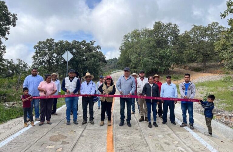 Beneficia Evelyn Salgado a municipios de la Montaña con caminos artesanales