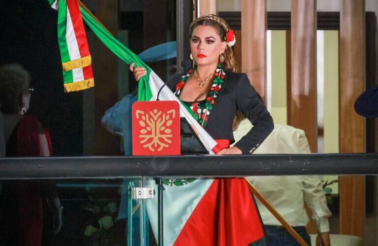 Cerca de 9 mil personas se dieron cita en la Casa del Pueblo para celebrar el Grito de Independencia junto a la gobernadora Evelyn Salgado