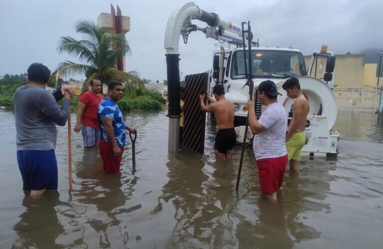 La Comisión de Agua Potable, Alcantarillado y Saneamiento del Estado de Guerrero (CAPASEG) lleva a cabo acciones de limpieza y desazolve en colonias de Acapulco