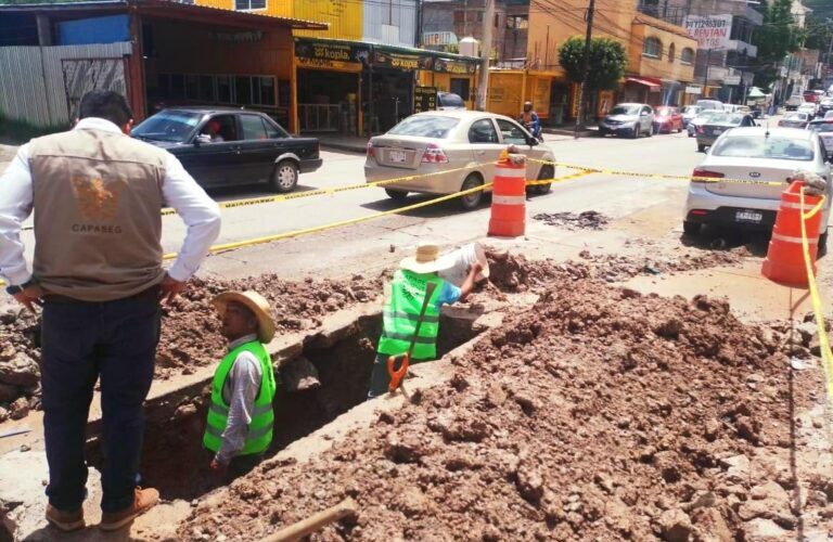 Realiza gobierno estatal reparación de fugas de agua y reencarpetamiento de accesos en Chilpancingo