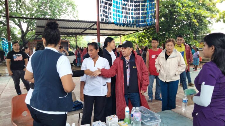 Personal del Colegio de Bachilleres Guerrero, llevo a cabo la entrega de kits de limpieza y aseo personal a familias afectadas