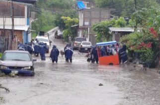 La Policía Estatal de la Secretaría de Seguridad Pública de Guerrero realiza acciones de desazolve y limpieza en la colonia Timotlán de la ciudad de Chilpancingo
