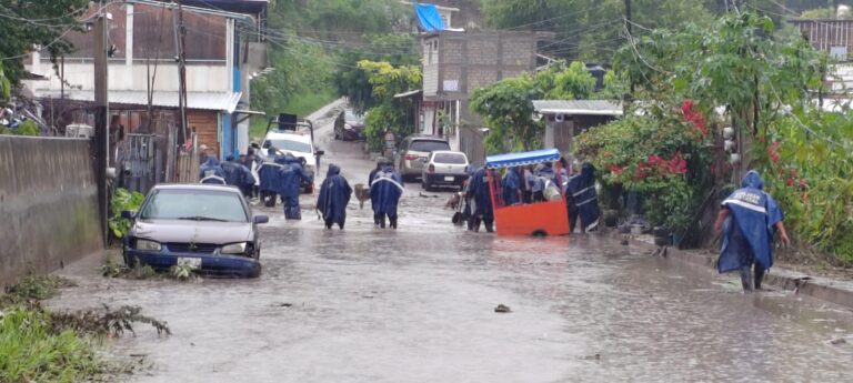 La Policía Estatal de la Secretaría de Seguridad Pública de Guerrero realiza acciones de desazolve y limpieza en la colonia Timotlán de la ciudad de Chilpancingo