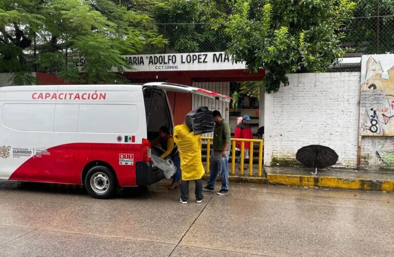 La SGIRPCGRO apertura un refugio temporal en la Escuela Primaria Adolfo López Mateos, en la Colonia Omiltemi