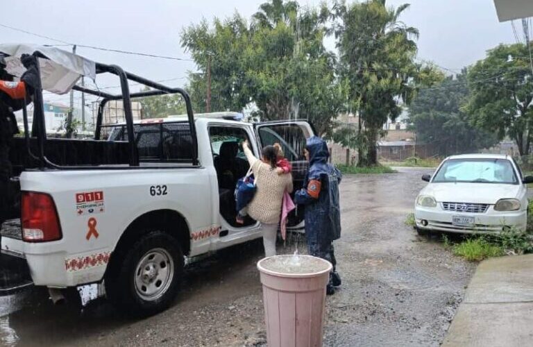 La Policía Estatal brindó apoyo a familias para trasladarse a zonas seguras ante las intensas lluvias registradas este jueves en la ciudad de Chilpancingo.