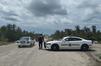 Personal de Tránsito Estatal de la región Costa Grande, brinda seguridad vial y agiliza la movilidad de los vehículos que transitan por la carretera estatal