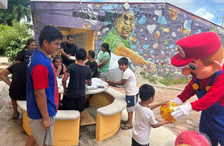 Personal de la Secretaría de Turismo, quienes repartieron dulces y realizaron dinámicas con los pequeños de diversos albergues en Acapulco