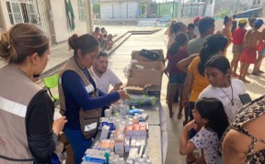 Evelyn Salgado continúa con la entrega de apoyos a damnificados por el paso del huracán John en Guerrero