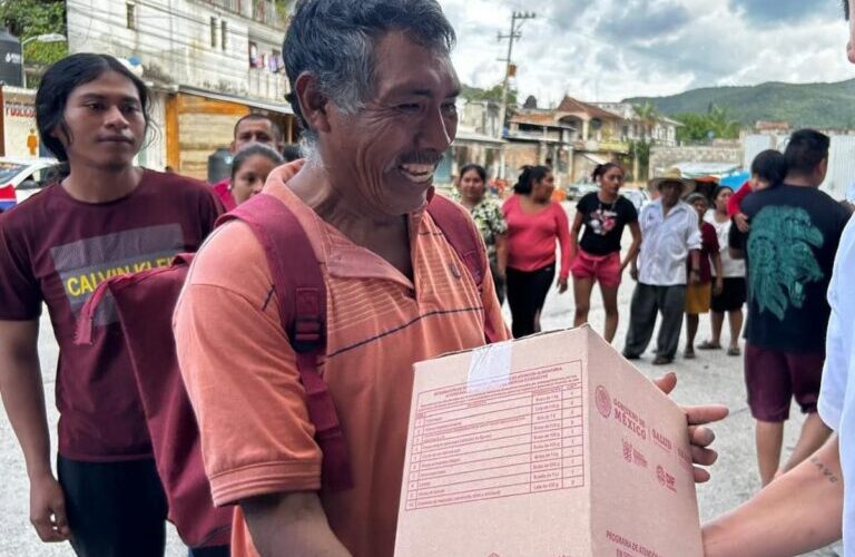 Gobierno de Evelyn Salgado entrega apoyos directos a familias afectadas por John a través del DIF Guerrero