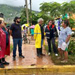 La gobernadora Evelyn Salgado refuerza trabajos de rescate en zonas inundadas en Acapulco