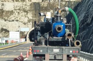 Personal de la CAPASEG, se traslada a la ciudad de Tixtla para realizar trabajos de limpieza y desazolve con un camión plataforma equipado con grúa HIAB