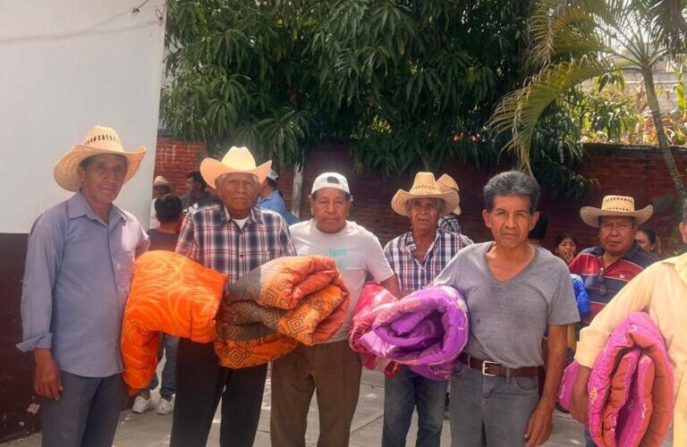 Continúa la entrega de apoyos alimentarios en la región de la Montaña para damnificados del huracán John