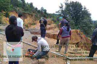 La gobernadora Evelyn Salgado atiende corte de camino en Metlatónoc tras deslave causado por el huracán John