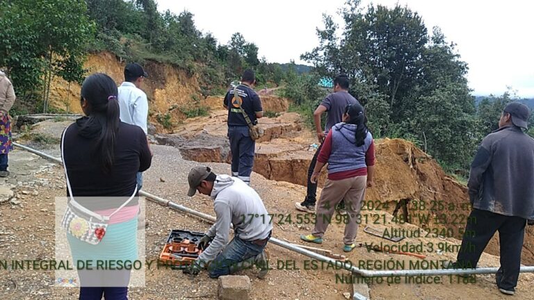 La gobernadora Evelyn Salgado atiende corte de camino en Metlatónoc tras deslave causado por el huracán John
