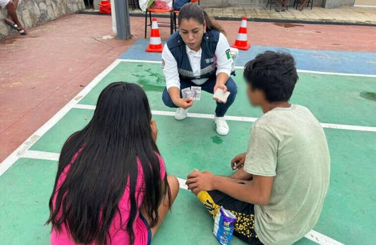 La Secretaría de Seguridad Pública, personal de Prevención Social del Delito continúa realizando actividades de proximidad social en refugios de Acapulco ubicados en la Escuela Secundaria Técnica 152