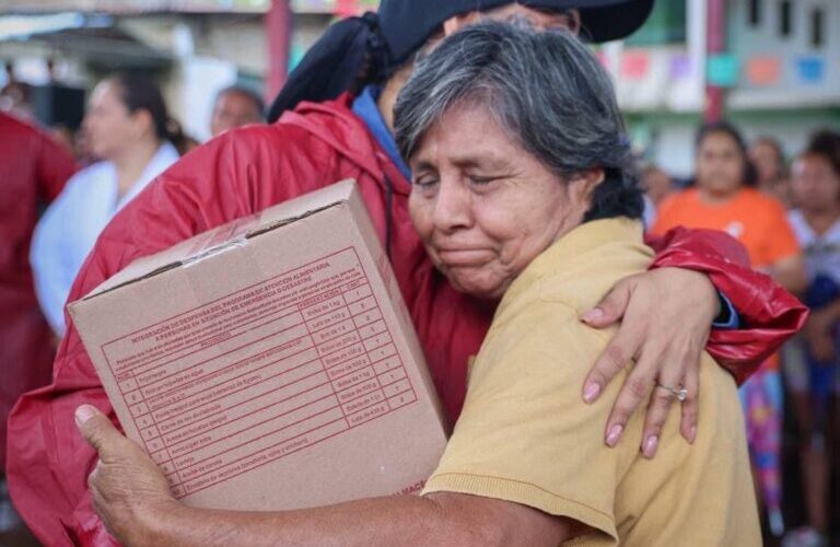 Atiende Evelyn Salgado la zona rural de Acapulco afectada por John