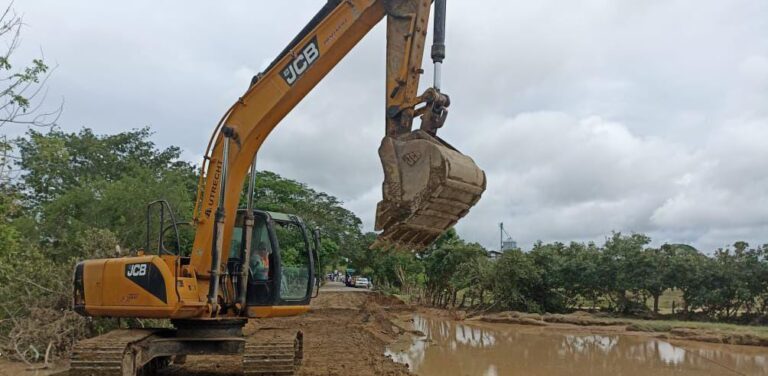 La gobernadora Evelyn Salgado refuerza trabajos para restablecer la circulación en la carretera Cuajinicuilapa-Punta Maldonado