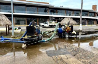 Prioriza gobernadora Evelyn Salgado atención en zonas inundadas de Acapulco