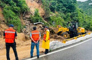 Mantiene Evelyn Salgado trabajos de remoción de escombros en vías de comunicación terrestre en Guerrero