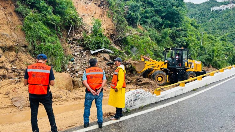 Mantiene Evelyn Salgado trabajos de remoción de escombros en vías de comunicación terrestre en Guerrero