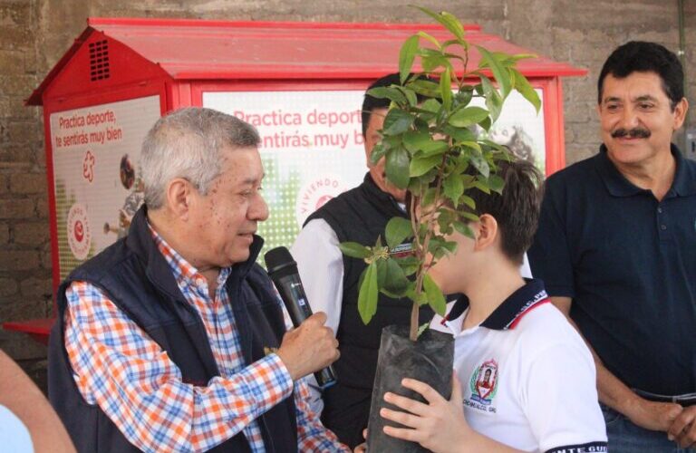 Supervisa la SEG el regreso a clases en escuelas de Chichihualco y entrega material de limpieza y deportivo