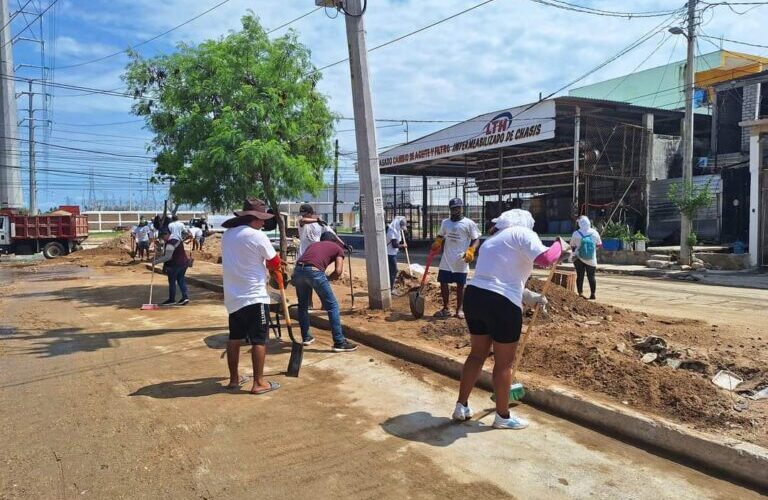 Gobierno de Guerrero continúa con labores de limpieza y apoyo humanitario en Acapulco