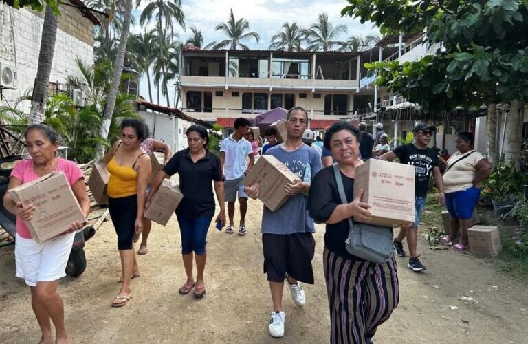 DIF Guerrero entrega apoyos alimentarios en Pie de la Cuesta de Acapulco