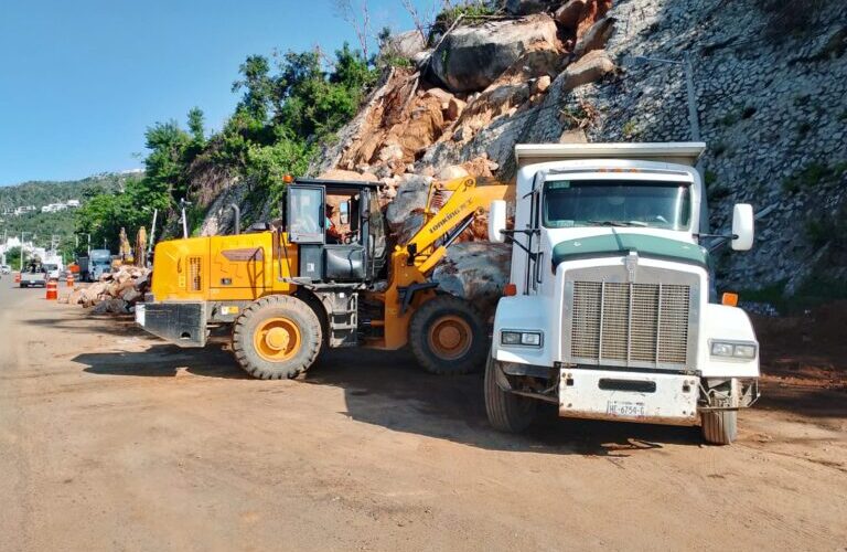 Gobierno de Guerrero continúa en la rehabilitación en la Av. Escénica de Acapulco