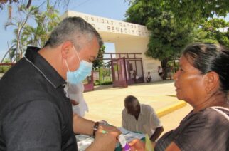 El gobierno del estado realiza la jornada de salud visual a familias afectadas por el huracán John en Ciudad Renacimiento