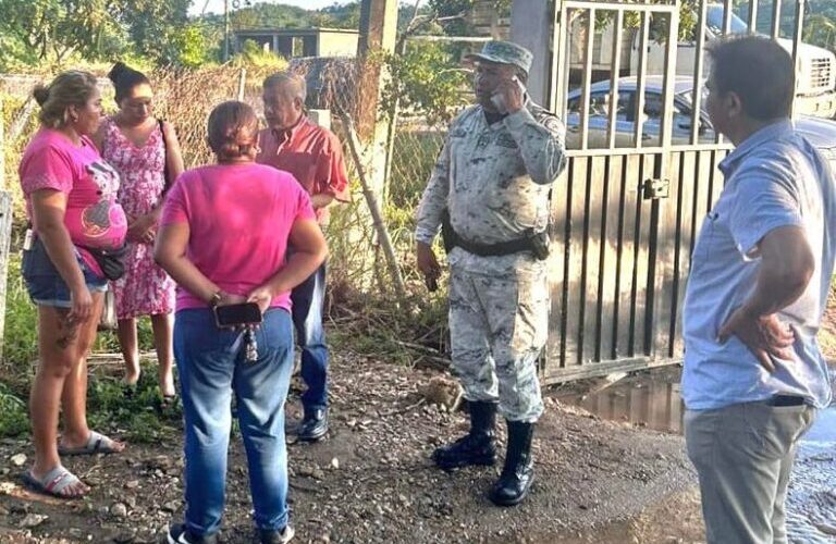 Recorre, el titular de la SEG el CBTA de la localidad El Bejuco, en el municipio de Acapulco para conocer las afectaciones por el Huracán John