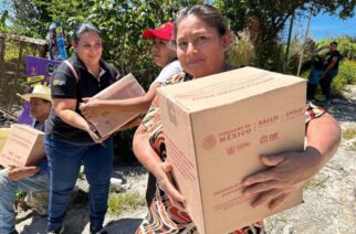 Familias afectadas por el huracán John de la capital del estado, fueron beneficiadas con apoyos alimentarios distribuidos por las brigadas del Sistema DIF Guerrero