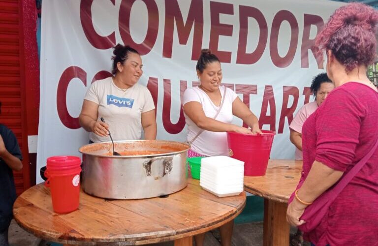 La Subsecretaría de Finanzas, de la Secretaría de Finanzas y Administración de Guerrero, realizó la entrega de alimentos preparados para los comedores de la Poza, Puerto Marqués y Plan de Los Amates